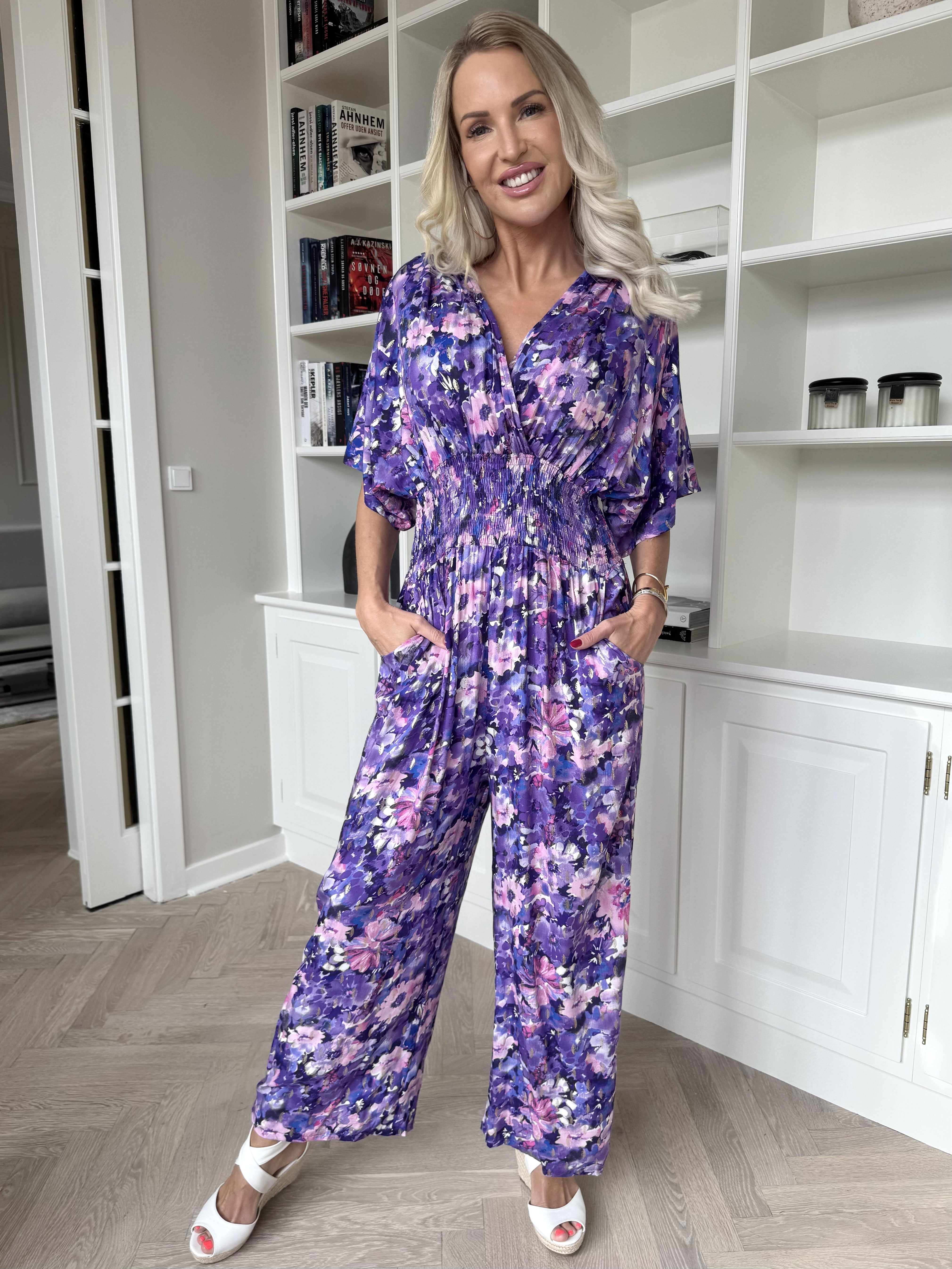 Malaika - Byxdress med blommigt tryck och gulddetaljer